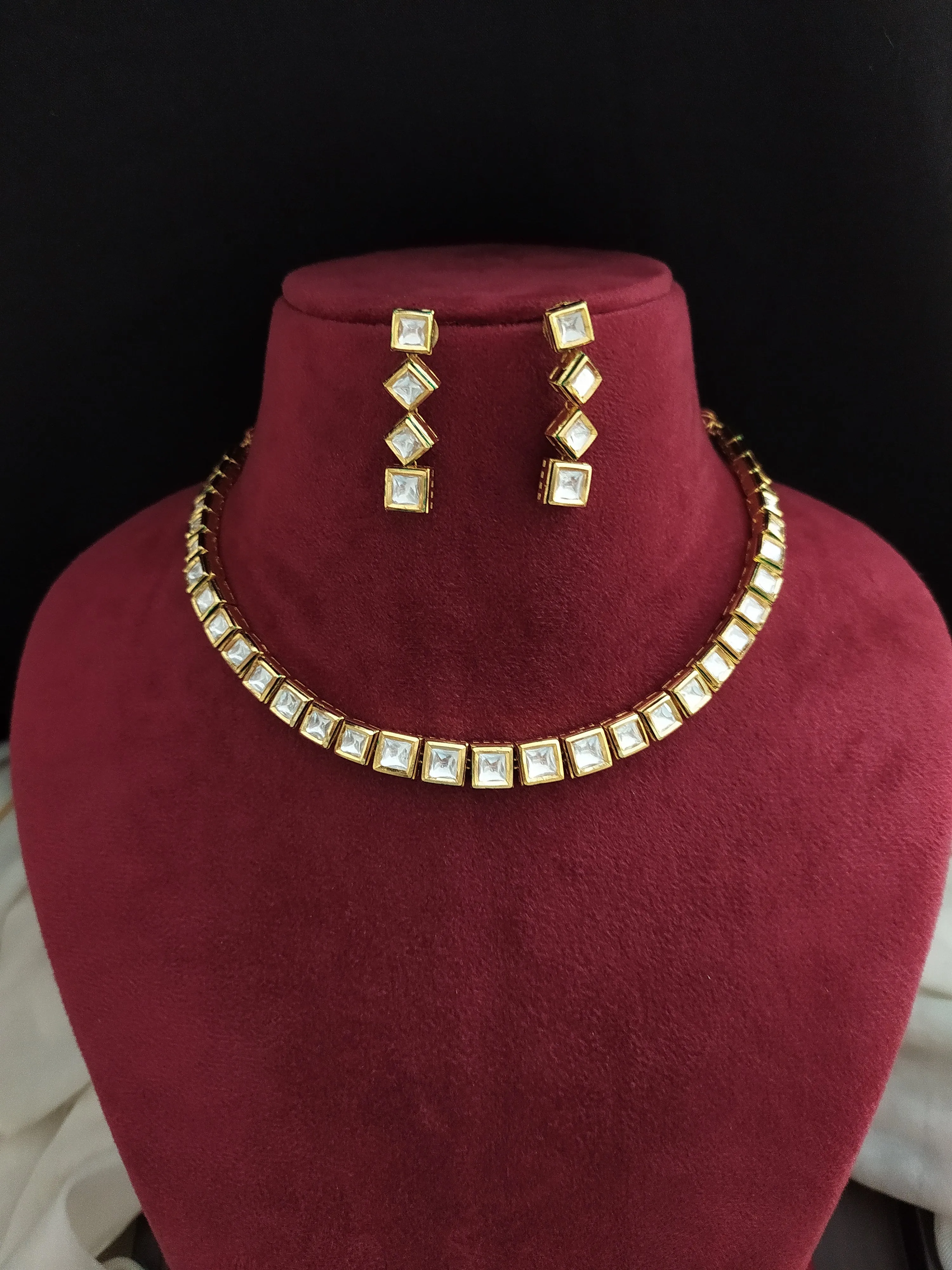 Simple Kundan Necklace In Square (Rhombus) Stone