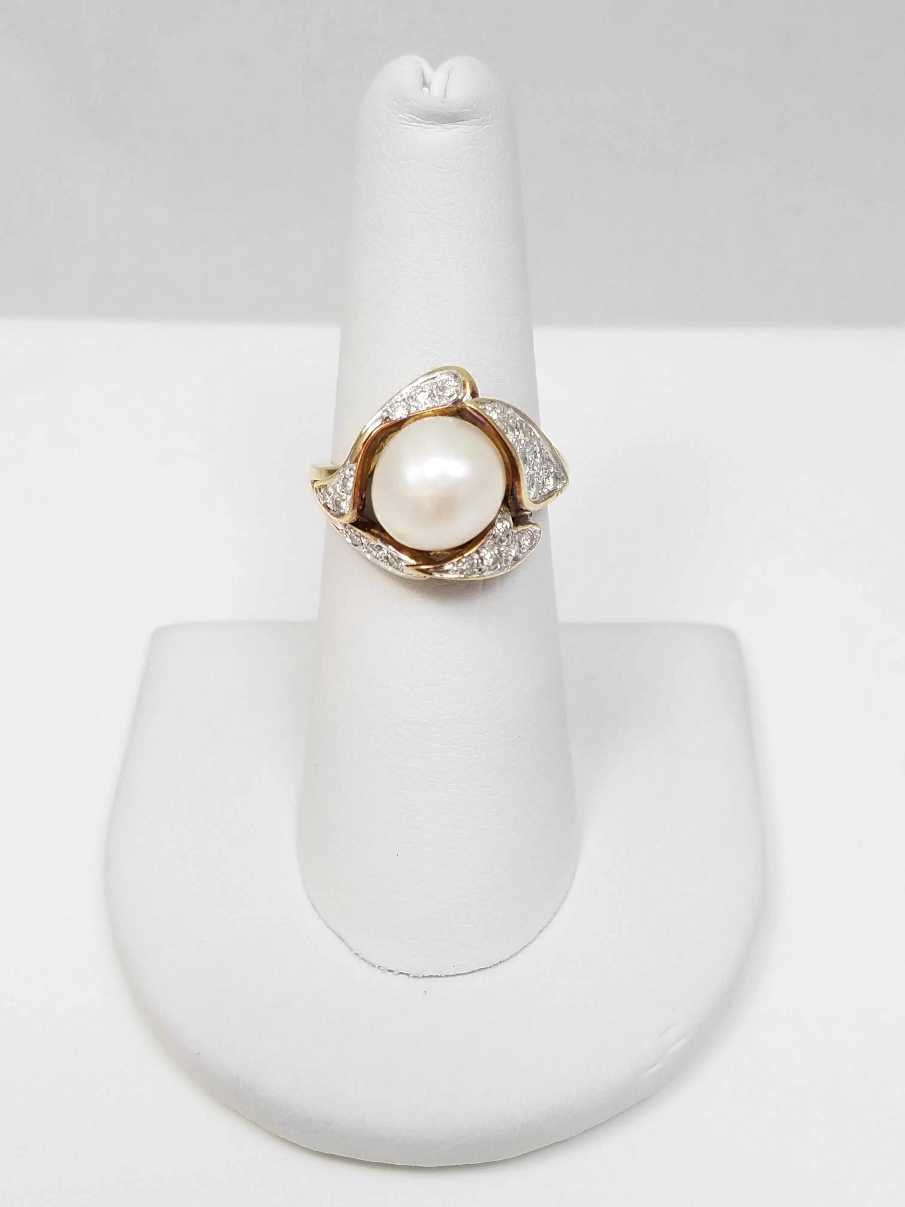 Sophisticated Vintage 14k Yellow Gold Cultured Pearl Natural Diamond Ring