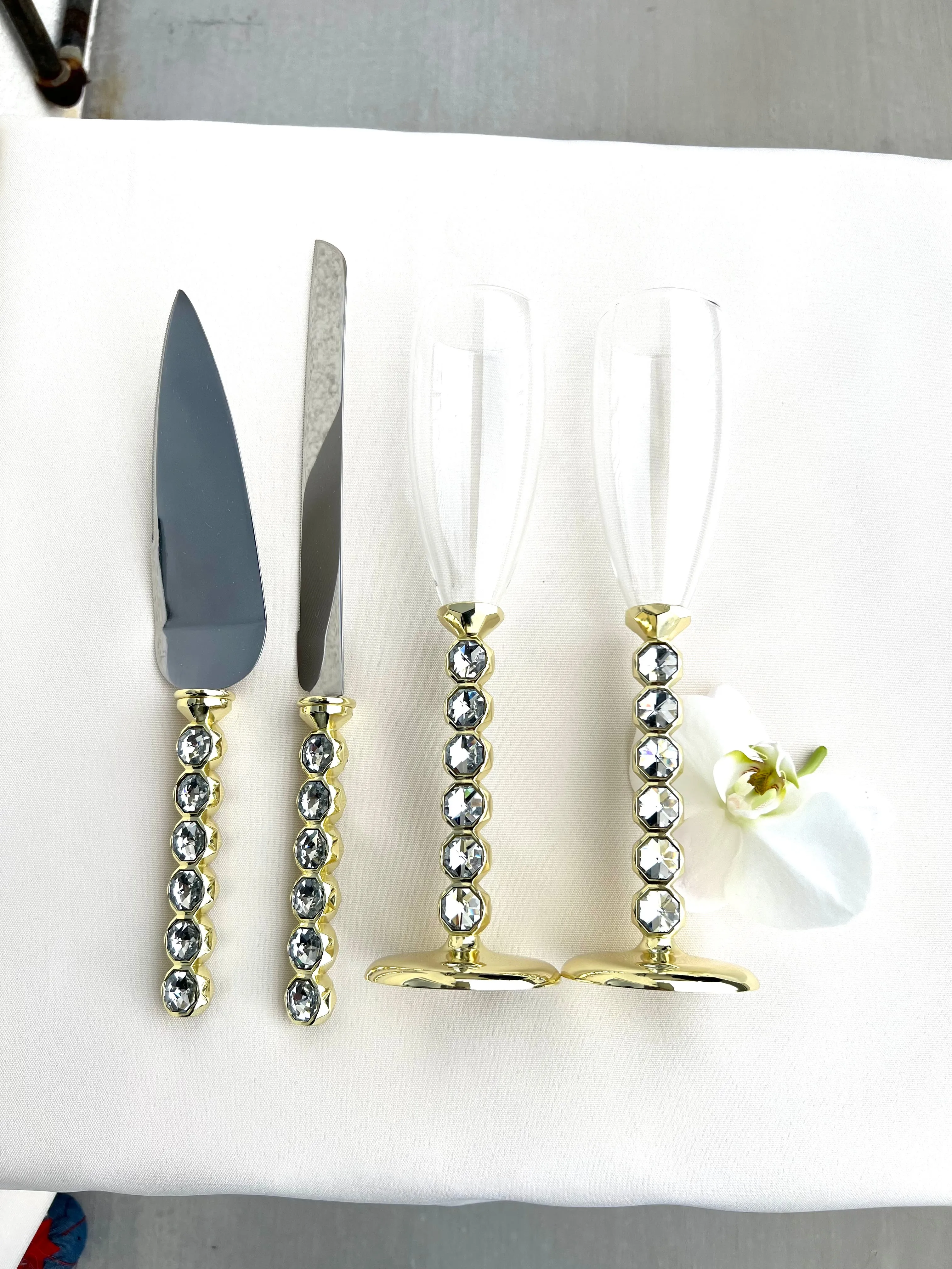 Wedding Champagne Toasting Glasses, Flutes and Cake Cutting Set, Rhinestones Jewels